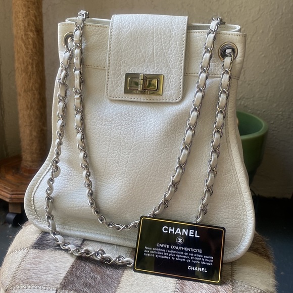 Vintage Chanel White Leather Shoulder Chain Bag - Picture 13 of 17